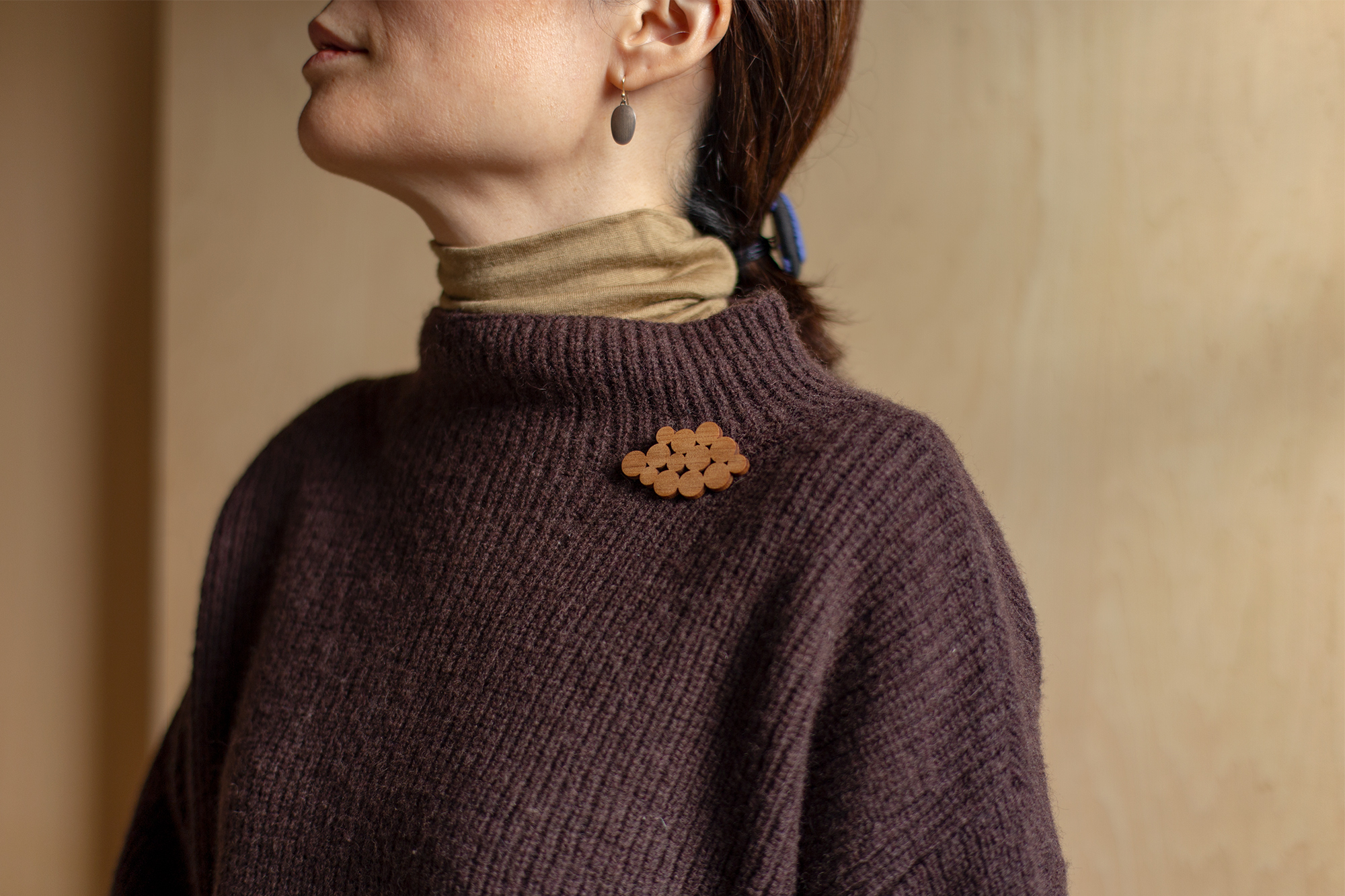 カタチを纏う、天然木のブローチ